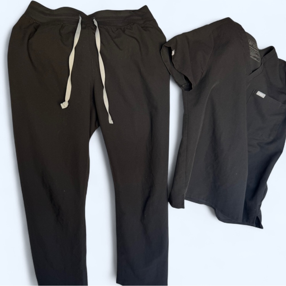 Figs Black V-Neck Scrub set Top and matching pants size medium gently used - Picture 4 of 9